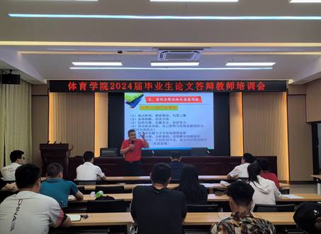 银龄教师彭贻海教授为bwin必赢国际中国官方网站作毕业生论文答辩专...